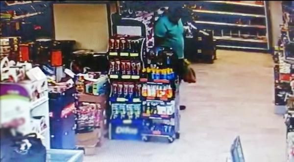 Marketin ortasına s.çtı sıvadı! Sakarya'da kameranın çektiği görüntü olay - Resim: 1