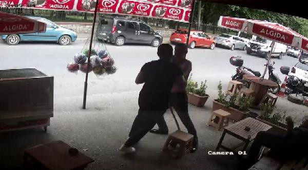 Beykoz'da yaşandı! Büfede oturan engelliler darp edildi - Resim: 0