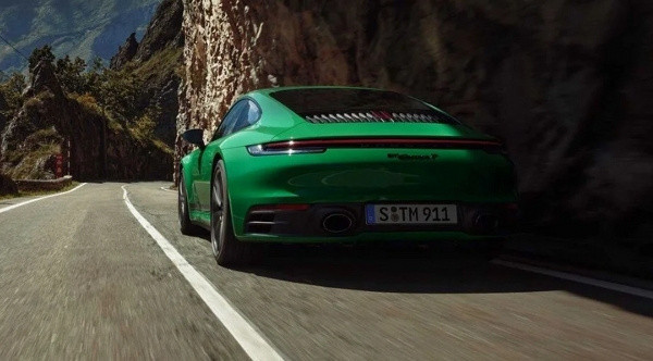 Heyecanla beklenen Porsche 911 Carrera T podyuma çıktı! Fiyatı hayrete düşürdü - Resim: 0