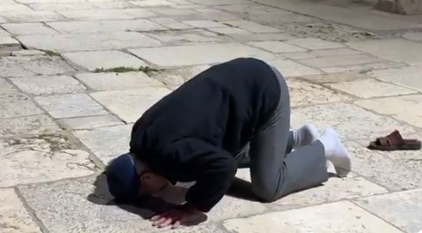 Mescid-i Aksa 41 gün sonra ibadete açıldı Filistinliler cami avlusunda şükür secdesine kapandı - Resim: 1