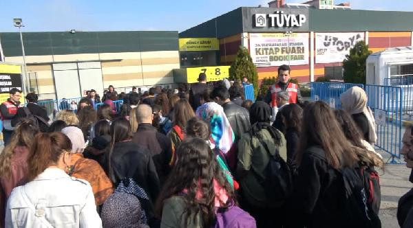 Binlerce kişi sıkıştı: Bariyerleri yıkıp geçtiler! - Resim: 3