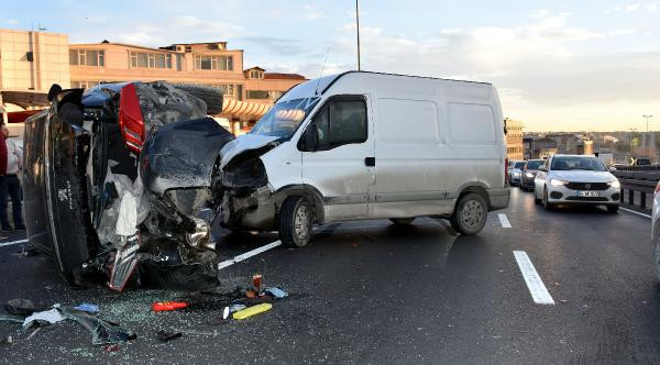 İstanbul'da E-5'te kaza! Trafik kilitlendi - Resim: 1