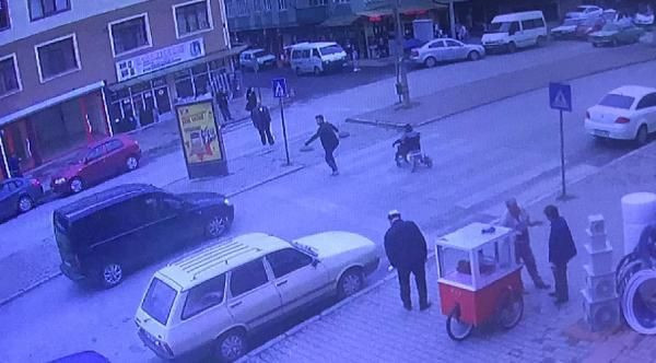 Karabük'te yaya geçidini kullanan engelliye otomobil çarptı - Resim: 1