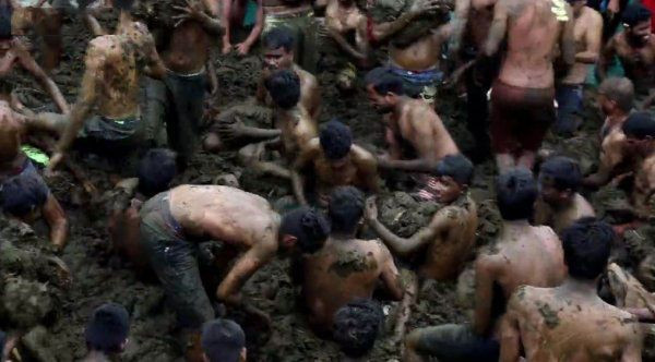 Hindistan'ın iğrendiren geleneği gübre festivali - Resim: 4
