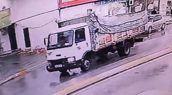 İstanbul Tuzla'da caddeyi kaplayan esrarengiz köpüğün sırrı çözüldü! Meğer... - Resim: 0