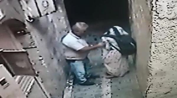 50 yaşındaki sapık kızı sokakta sıkıştırıp taciz etti şoke eden anlar kamerada - Resim: 3