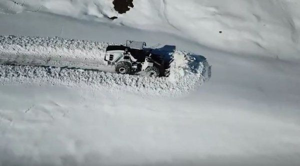 Hakkari'de kardan yollar kapanınca yol açma çalışmalarına ara yok - Resim: 1
