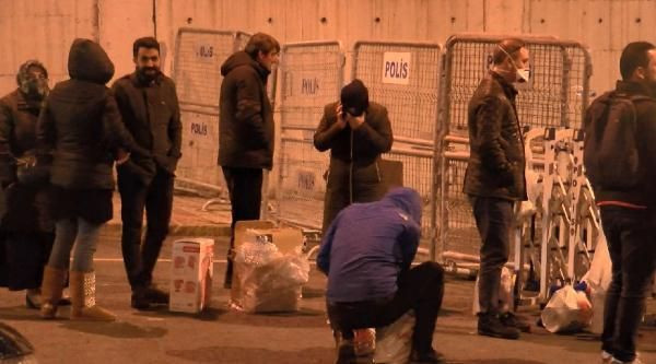 Yakınları, karantina yurdunda kalanlara eşyalarını getirdi - Resim: 4