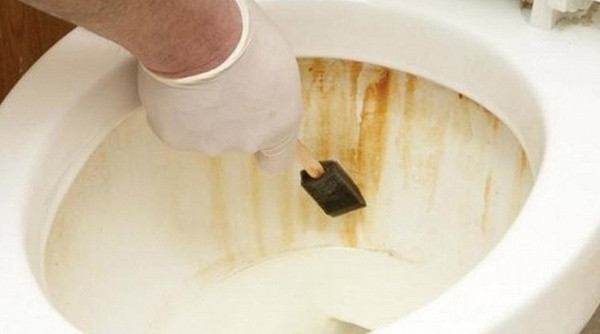 Banyoların korkulu rüyası klozetteki sarı lekeleri bu yöntemle anında temizleyebilirsiniz - Resim: 0