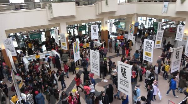 Binlerce kişi sıkıştı: Bariyerleri yıkıp geçtiler! - Resim: 1