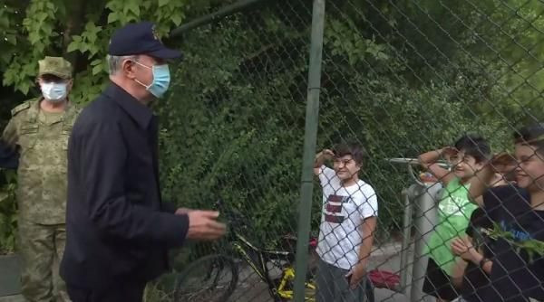 Bakan Hulusi Akar'dan İzmir'de çocukların asker selamına karşılık renkli görüntüler - Resim: 1