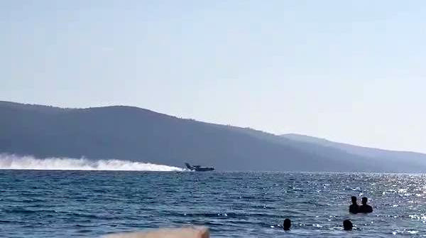 Muğla'da turistlerin arasında denize inen uçak - Resim: 0