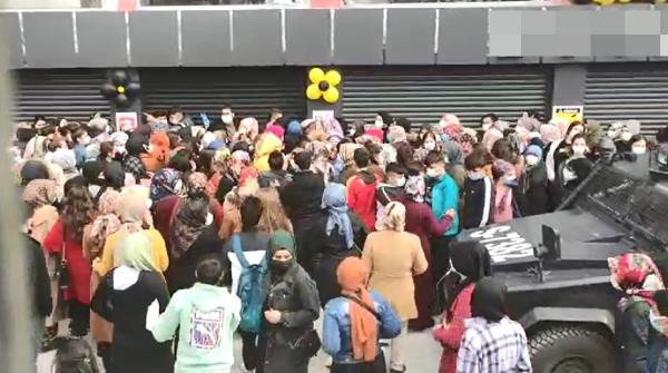 Diyarbakır'da İndirim duyan koştu! Covid-19 unutuldu - Resim: 0