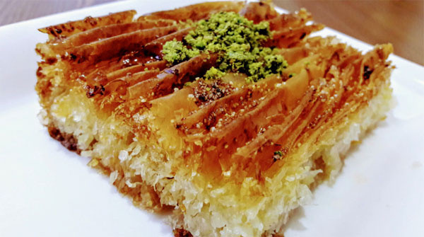 Kocanıza kayınvalidenin yemeklerini unutturacak tarif! İrmikli perde tatlısıyla kaleyi içten fethedin - Resim: 0