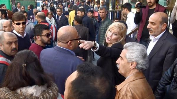 Veysel Eroğlu konuşurken bir anda ortaya çıkan kadın bağırarak... - Resim: 3