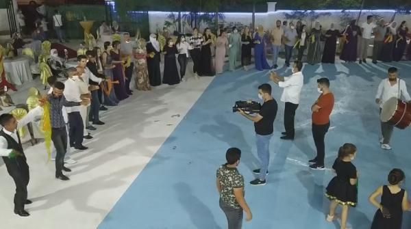 Diyarbakır'da koronayı hiçe sayıp 70 kişi kol kola halay çekti - Resim: 1