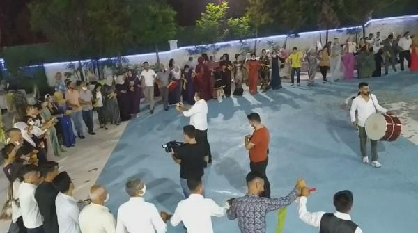 Diyarbakır'da koronayı hiçe sayıp 70 kişi kol kola halay çekti - Resim: 4