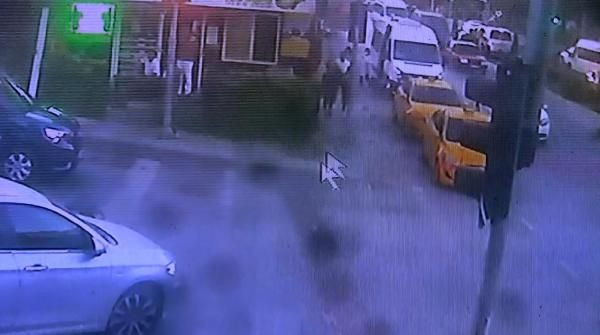 Sultangazi'de kaldırımda yürüyen kızlara taciz! 'Şoka girdiler' - Resim: 2