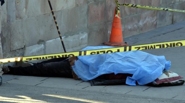 Kayseri'de yaşandı! Tabureye oturup ölen eşinin cenazesinin başında bekledi - Resim: 2