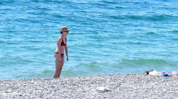 Antalya'da turistler plajlara akın etti! Denizin keyfini çıkardılar - Resim: 3
