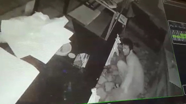 Sultangazi'de akılalmaz hırsızlık! Utanmasa çayını demleyip oturacak - Resim: 1