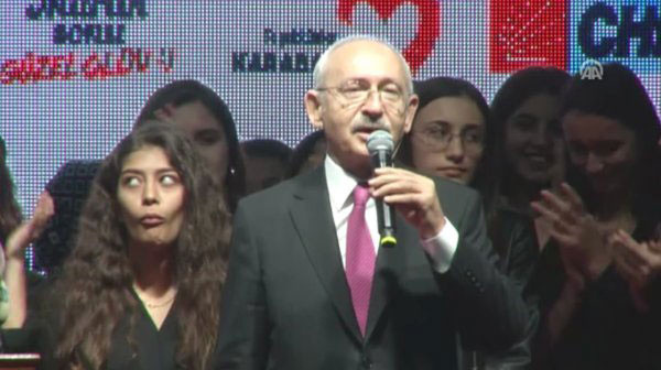 Kemal Kılıçdaroğlu Erdoğan'ı indireceğiz deyince kız şekilden şekile girdi - Resim: 0