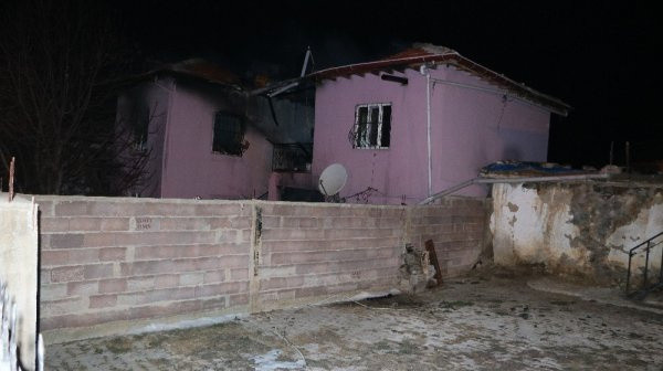 Niğde'nin Ulukışla ilçesinde kan donduran yangın! 2'si çocuk 4 kişi öldü - Resim: 1