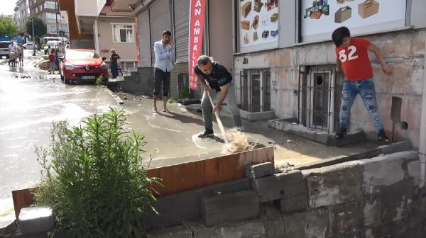 İSKİ borusu patladı; yollar göle döndü, iş yerlerini su bastı - Resim: 0