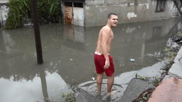 Olay görüntü! Evine yüzerek girdi  - Resim: 1