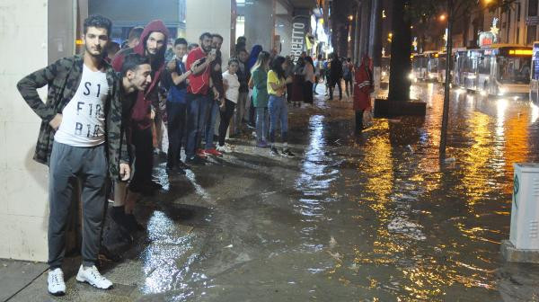 Sağanak yağış Denizli'de hayatı felç etti - Resim: 2