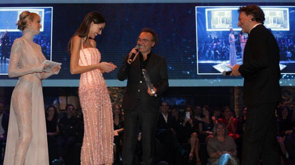 Mirgün Cabas'ın arkadakiler mutlu dediği Didem Soydan'ın kıyafeti - Resim: 1