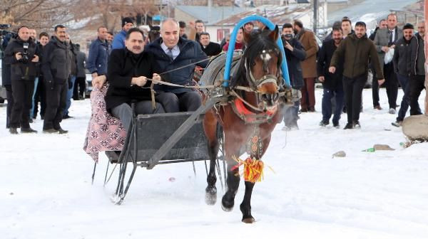 Erzurum'da belediye başkanı ve müdür bindikleri atlı kızağı durduramadı - Resim: 2