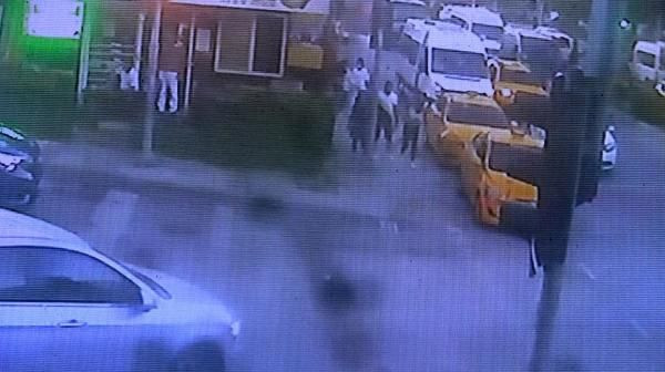 Sultangazi'de kaldırımda yürüyen kızlara taciz! 'Şoka girdiler' - Resim: 3