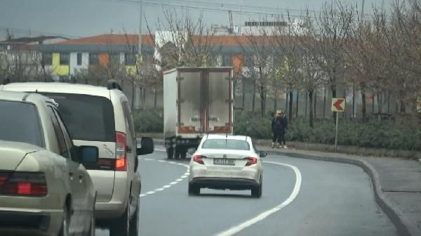 İstanbul'da yol kenarında fuhuş pazarlığı! Koronadan da korkmuyorlar - Resim: 2