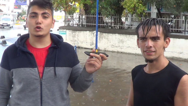 Balıkesir'de 7 bin liralık telefonunu paçaları sıvayıp yağmur sularında aradı - Resim: 0