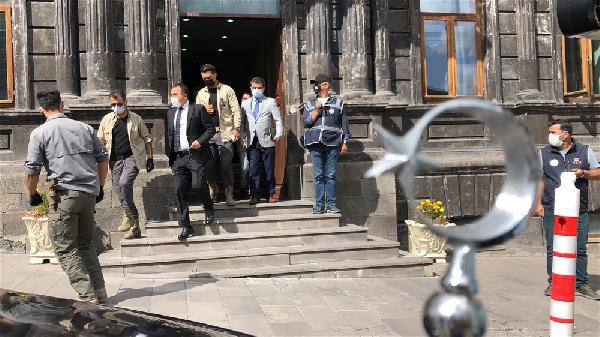 Kars Belediyesi'ne kayyum atanan Vali Türker Öksüz görevine başladı - Resim: 0