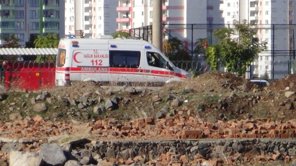Diyarbakır'da feci olay! Kısıtlamada çalışırken beton blok altında kaldılar - Resim: 0