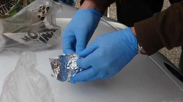 Bursa'da eczaneye gittiklerini söyleyerek kısıtlamayı ihlal edenlerin aracından uyuşturucu çıktı - Resim: 0