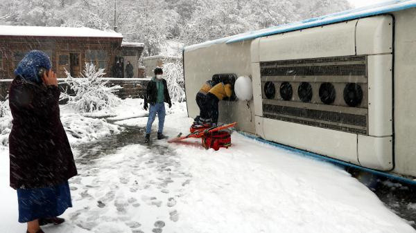 Zonguldak-İstanbul karayolunda yolcu otobüsü devrildi! Yaralılar var - Resim: 0