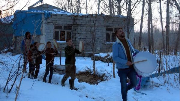 Van'da mahalleyi istila ettiler! Davul çalarak kovmaya çalışıyorlar - Resim: 1