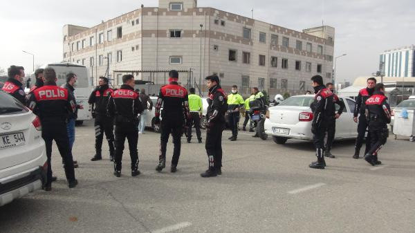 Şanlıurfa'da ortalık savaş alanına döndü! Dilini çıkarıp kameralara poz verdi - Resim: 1