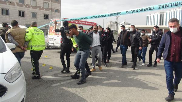 Şanlıurfa'da ortalık savaş alanına döndü! Dilini çıkarıp kameralara poz verdi - Resim: 0