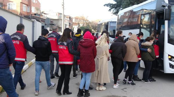 Balıkesir'de 98 erkeği 'jigolo yapma' vaadiyle dolandırdılar! Şüpheliler adliyeye sevk edildi - Resim: 0