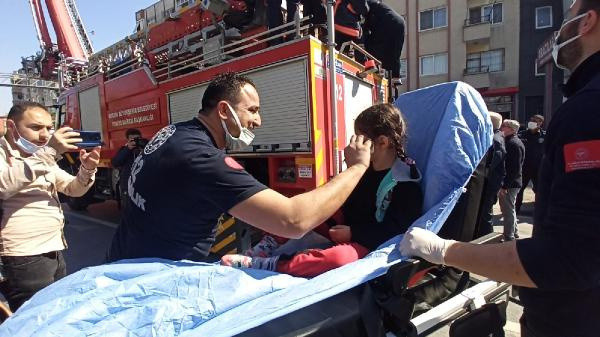 Mersin'de 5 katlı apartmanda korkutan yangın! Bina kül oldu gözyaşlarına boğuldular - Resim: 1