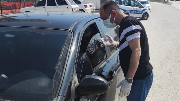 Bu sefer Düzce! Karantinada olması gerekirken otomobille gezerken yakalandı - Resim: 0