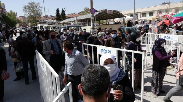 Burdur'da halk pazarında 'tam kapanma' yoğunluğu - Resim: 0