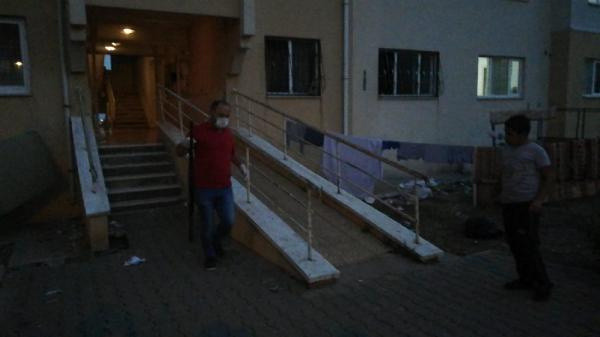 Ahlaksız olay tartışma yarattı! Adana'da komşu kavgası kanlı bitti: Balkondan cinsel organını... - Resim: 0