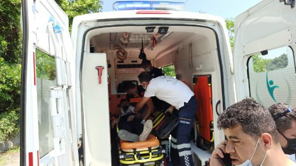 Zonguldak'ta 20 metreden ormanlık alana uçtu! Feci kazada araç hurdaya döndü - Resim: 1