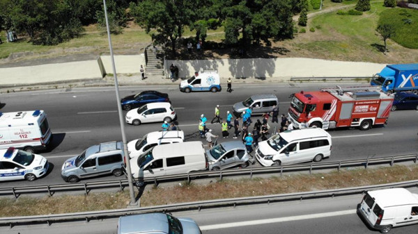 İstanbul'da 5 araç birbirine girdi trafik kilitlendi! Yaralılar var - Resim: 2