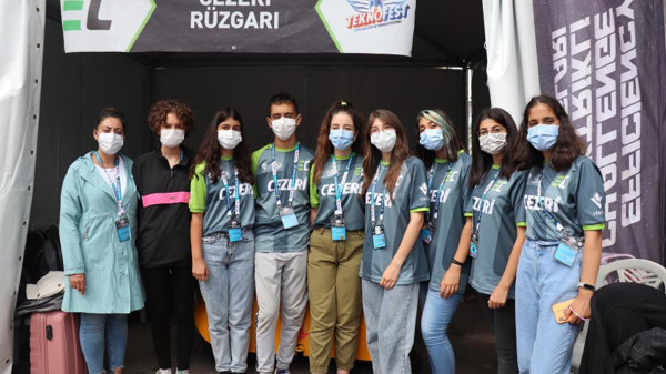 Kocaeli'de liseli kızlar elektrikli araç üretti! Erkekler getir götür yaptı - Resim: 2